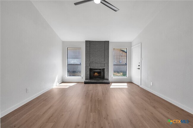 Building Photo - 2239 Hilltop Loop