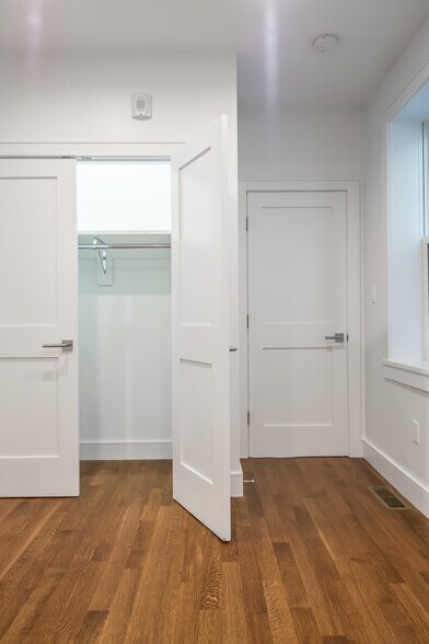 Building Photo - 11 Temple St