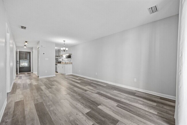 Building Photo - Charming 2-Bedroom Condo Near the Beach