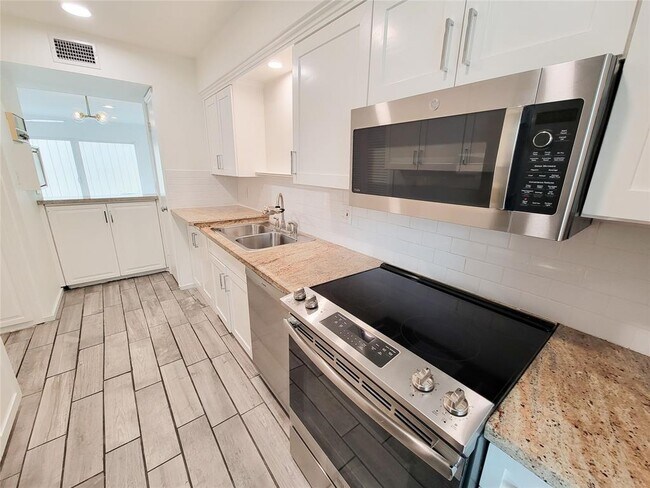 Building Photo - 6350 Chevy Chase Dr