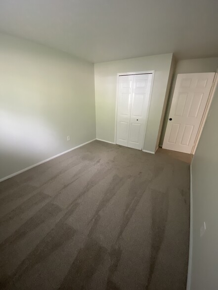 3BD-1ST BEDROOM - Spaulding Loch