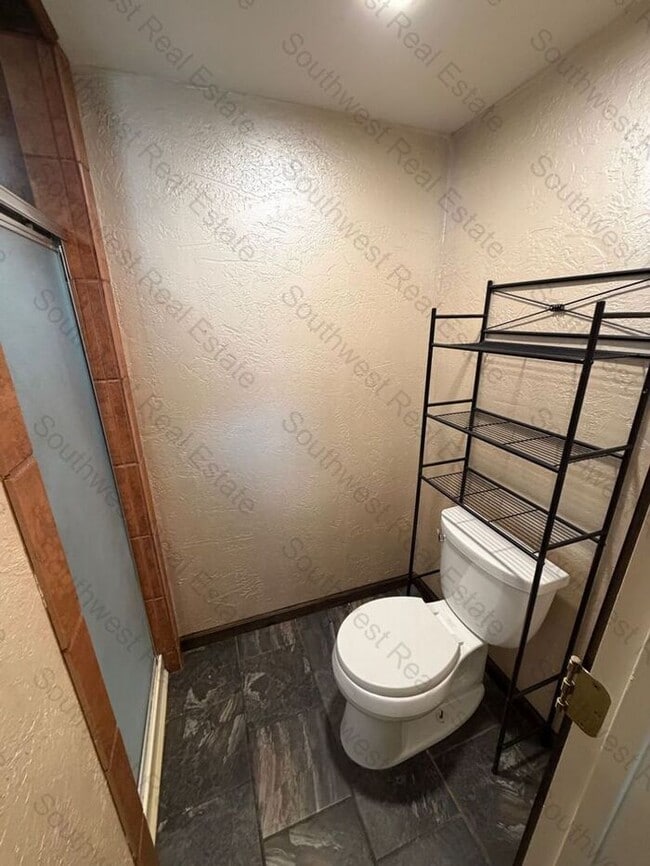 Building Photo - Country home with 3 bedroom 2 bathrooms