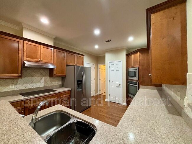 Building Photo - 2002 Amberley Dr