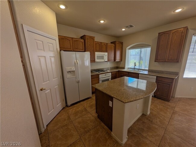 Building Photo - 2307 Summer Home St