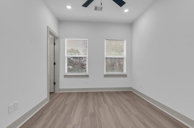 Building Photo - Sleek & Modern 3/2 in Garden Oaks