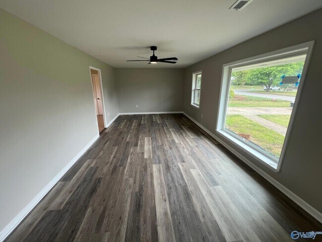 Building Photo - 2211 Penhall Dr NE