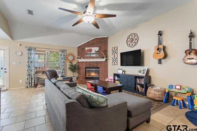 Building Photo - 308 Willow Rd