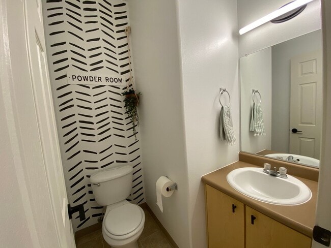 Building Photo - Location Location Location ~2 Bedroom 2.5 ...
