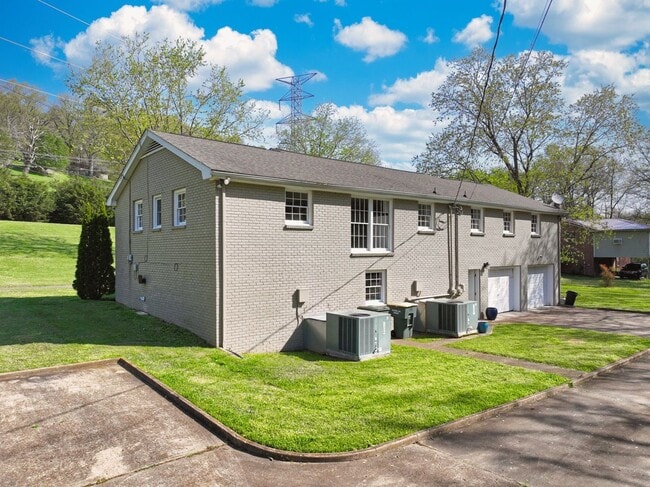 Building Photo - **FURNISHED ONE-SIDE-OF-A-DUPLEX HOME WITH BASEMENT STORAGE MINUTES FROM NASHVILLE WEST AND DOWNT...