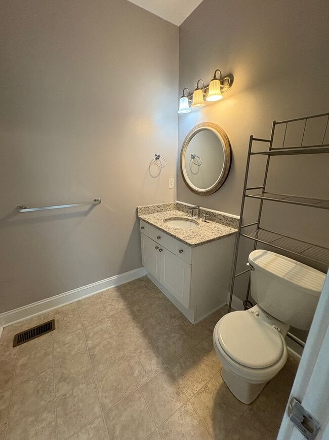 Building Photo - 3 Bedroom 2 Bath home  a few minutes from ...