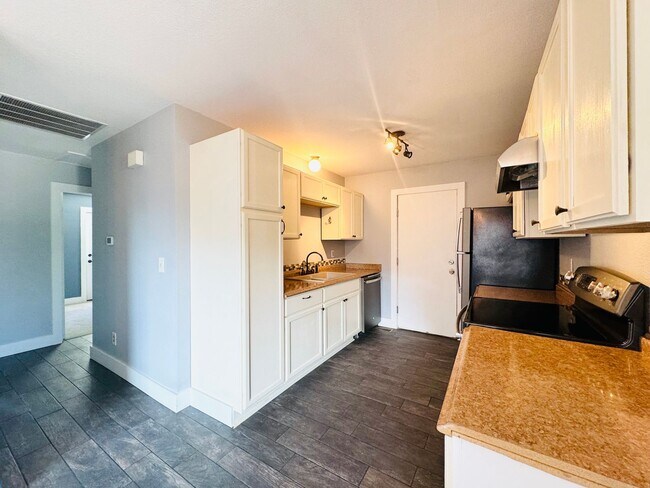 Building Photo - Cute 3 bedroom/ 1.5 bath Ranch Style House with 2 car attached garage in Windsor, CO