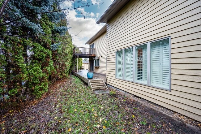 Building Photo - Luxury Rental: Chef’s Kitchen, Hot Tub & Room to Entertain