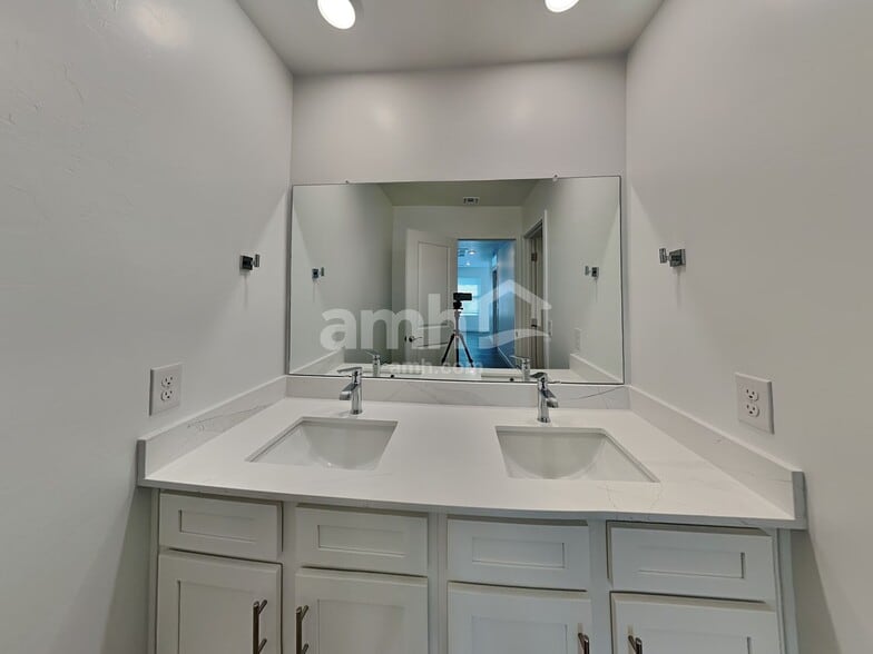 Building Photo - 6483 E Paseo Alga