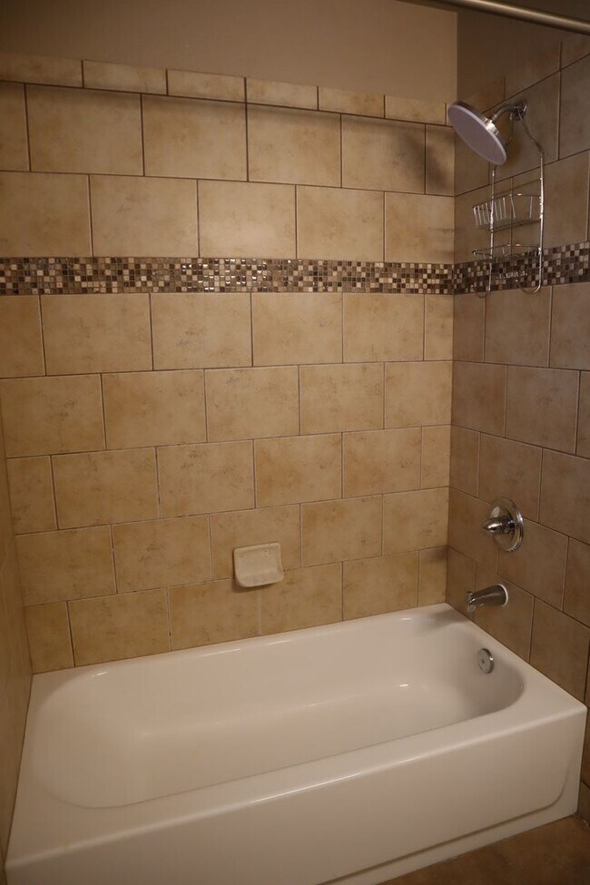 Building Photo - Livable, Lovable, & Avaiable!