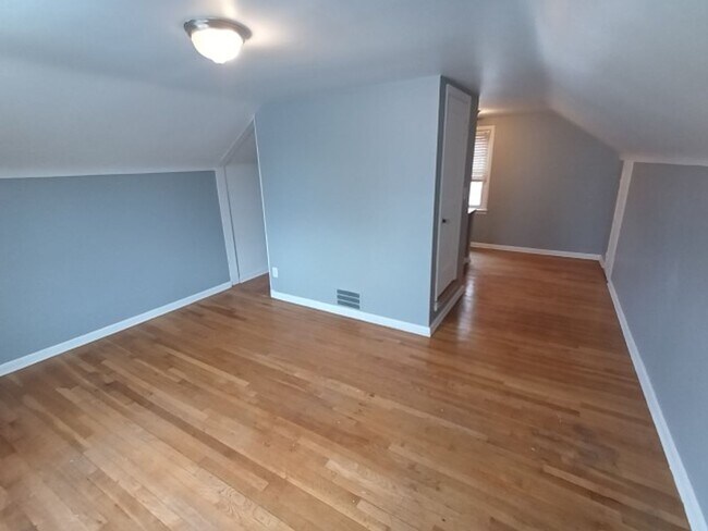 Building Photo - EAST SIDE - 3bd Brick Bungalow $1100/mo
