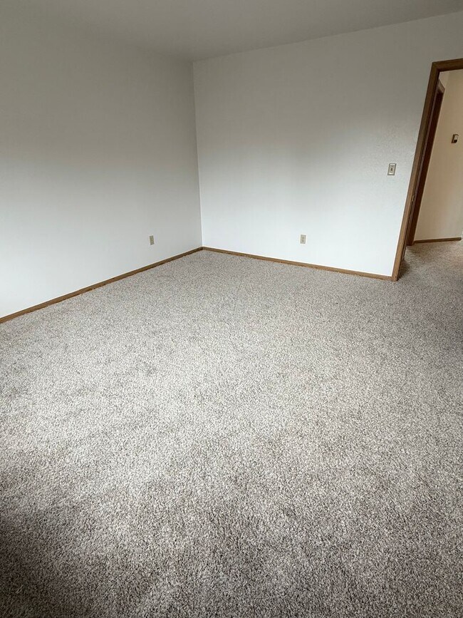 Building Photo - Move in BONUS- 2 weeks FREE! | New kitchen...