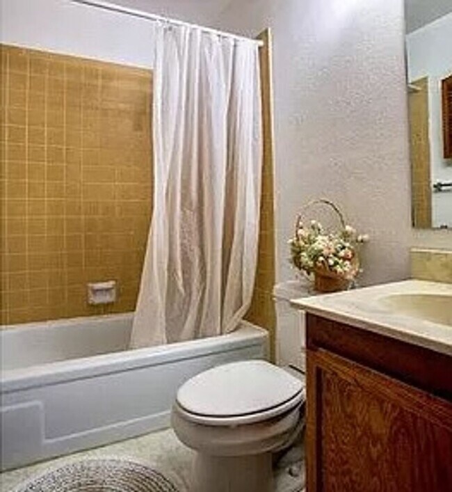 Building Photo - 4 Bed 2.5 Bath Boulder Townhome - Available August 10th