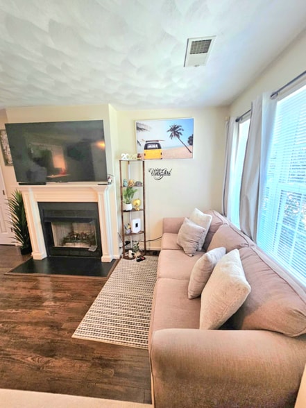 Building Photo - 2465 London Pointe Dr