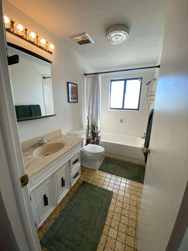 Building Photo - Three bed, one and a half bath townhouse i...