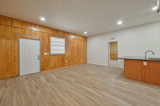 Building Photo - 709 SE 10th St