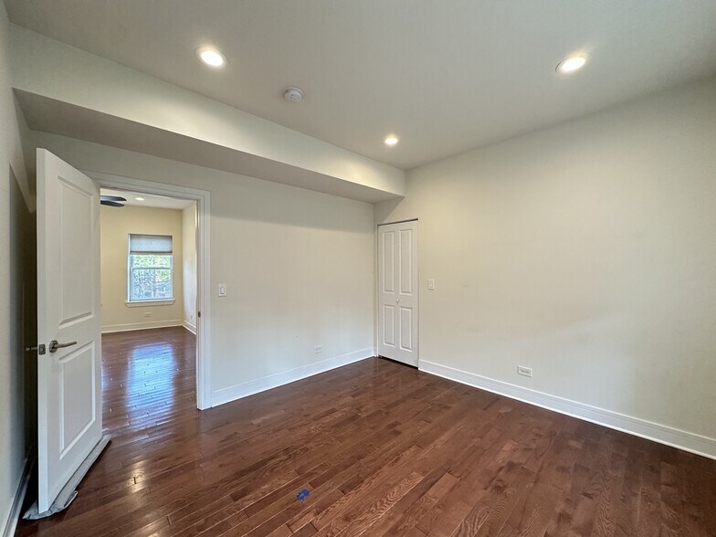 Building Photo - 1159 W Lunt Ave