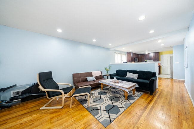 Building Photo - 9 Giles Ave