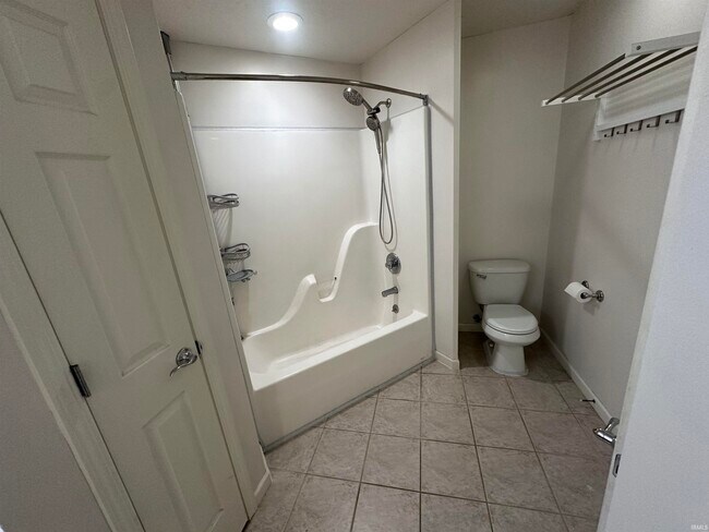 Building Photo - 10686 Fall Creek Dr