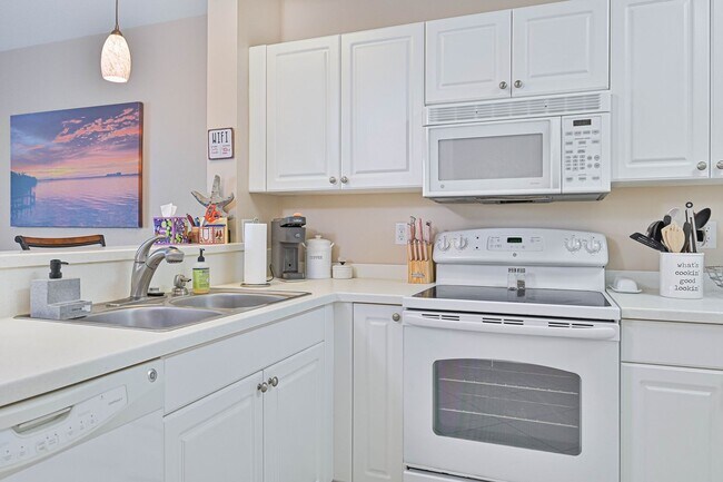 Building Photo - NOW AVAILABLE - Cozy Townhome w/ 1 Car Garage in Fort Myers!