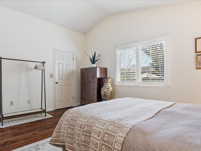 Building Photo - 349 Almond Way