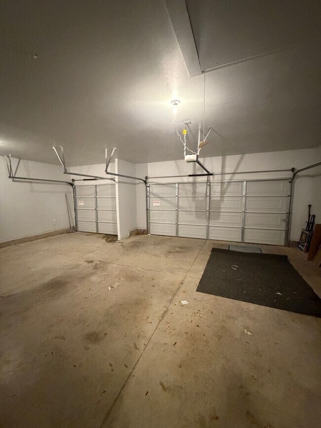 Building Photo - Community Pool - Lawn Care Included - Storm Shelter - Community Pool