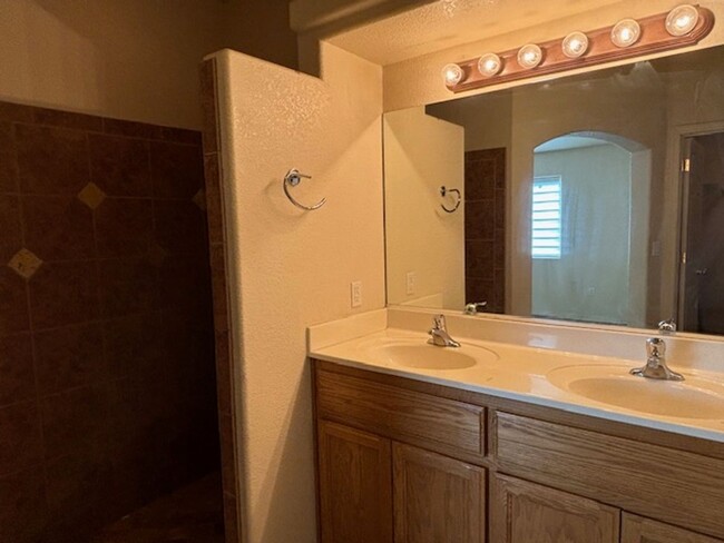 Building Photo - 3 Bedroom - 2 Bath Home