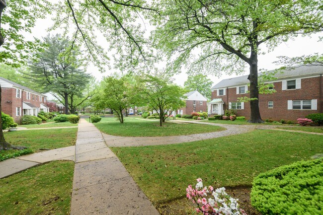 Building Photo - 66 Manor Dr
