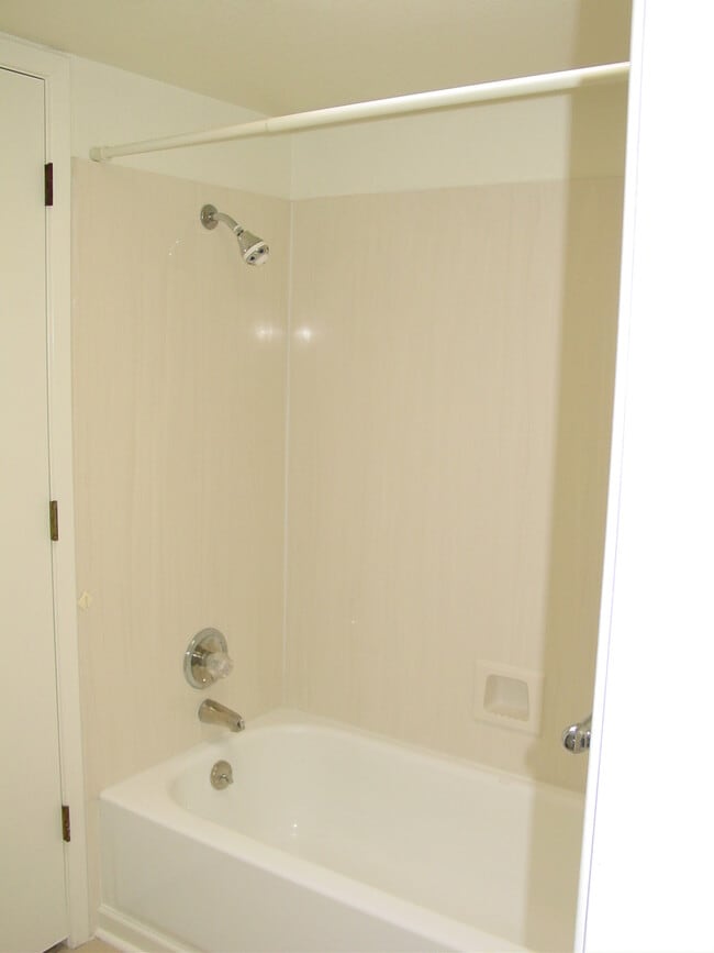 Building Photo - Really Nice Condo