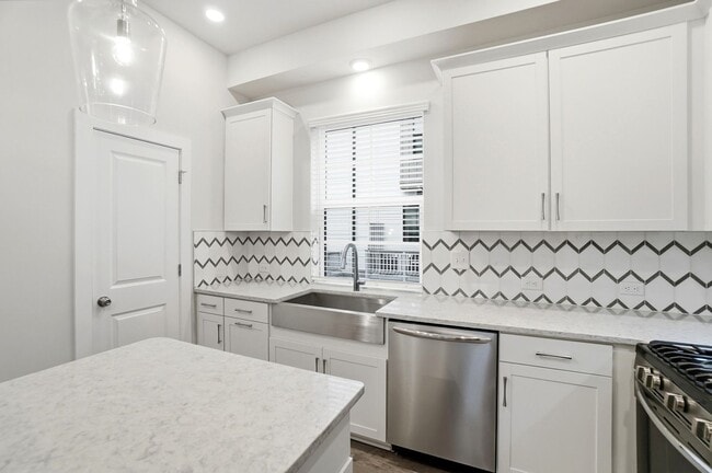 Building Photo - Modern Townhome in the Heart of Plaza Midw...