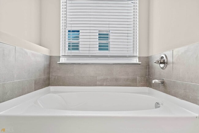 Building Photo - 755 Lakehaven Ln