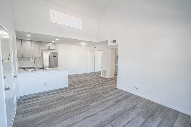 Building Photo - Remodeled 2 Bedroom Condo for Rent in Newhall!