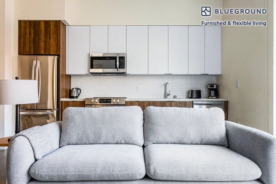 Building Photo - 760 S Serrano Ave