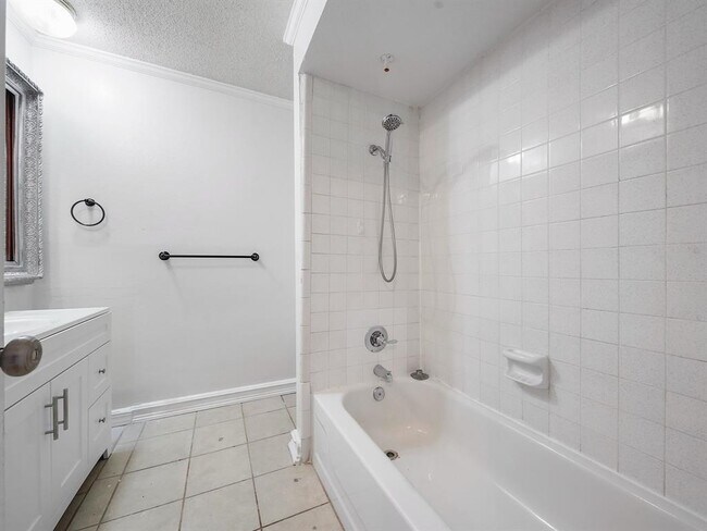 Building Photo - 7700 Creekbend Dr