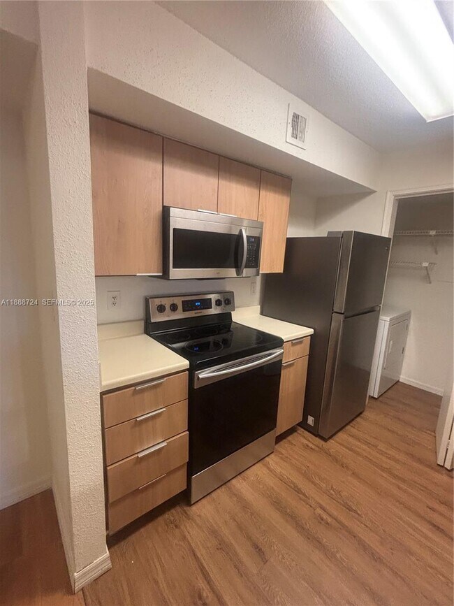 Building Photo - 875 Riverside Dr