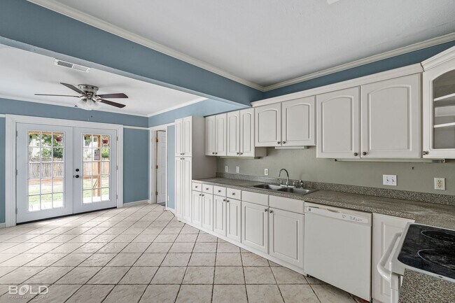 Building Photo - 237 E Elmwood St