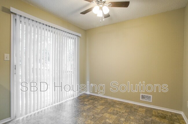 Building Photo - 107 SE Brentwood Dr