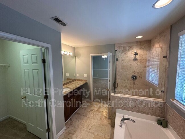 Building Photo - 6033 Queens Walk Ct