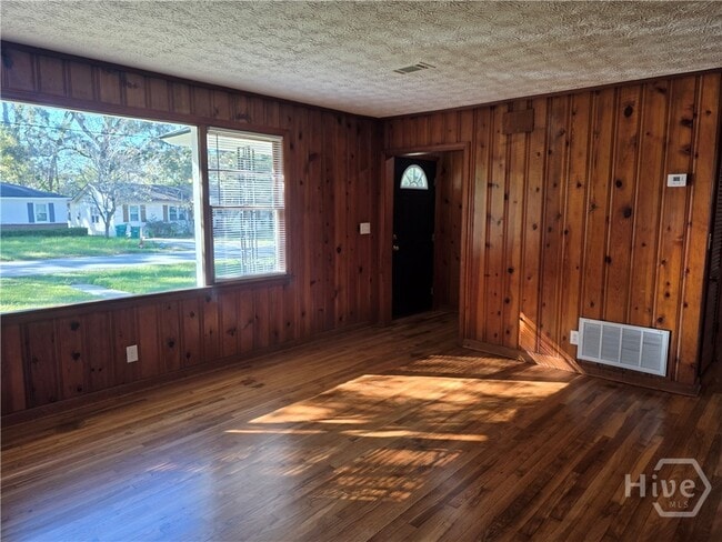 Building Photo - 8 Ronnie Ave