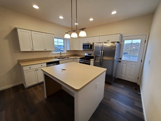 Building Photo - Charming 3-bedroom/2-bathroom duplex home in Washington, IL