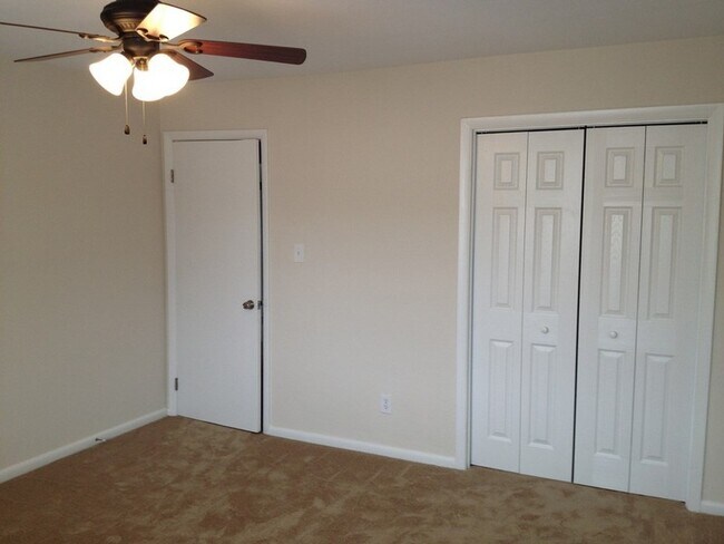 Building Photo - 3 Bedroom End Unit Townhome in Virginia Beach