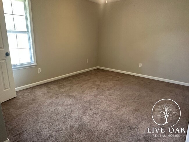Building Photo - MOVE IN SPECIAL: $500 OFF 1ST MONTH'S RENT!**