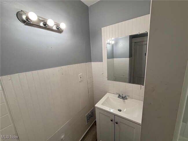 Building Photo - 204 Broad Ave NW