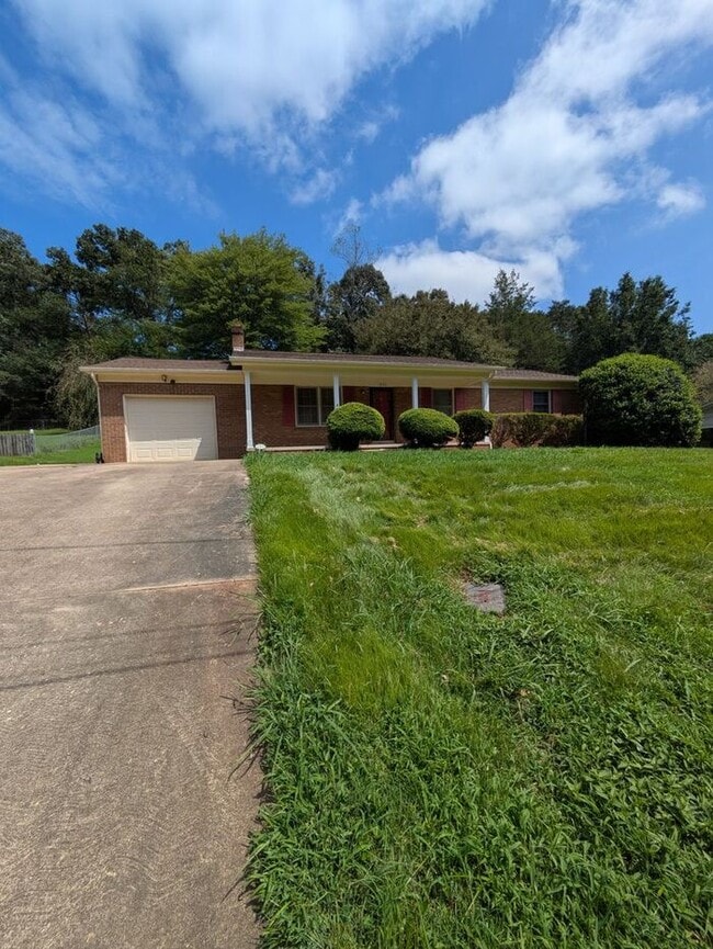 Primary Photo - 3BD/2BA Single Family Home w/ Garage in Hickory