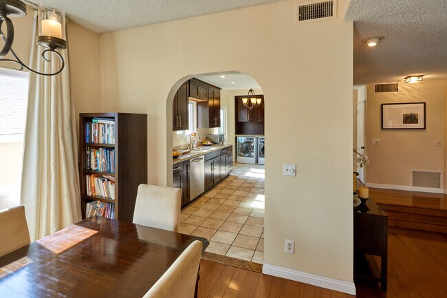 Building Photo - 817 10th St