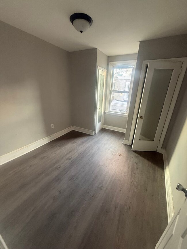 Building Photo - 2BR/1BA Apartment – Ideal for Families or Roommates